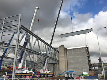 Erecting the recycling centre’s trusses