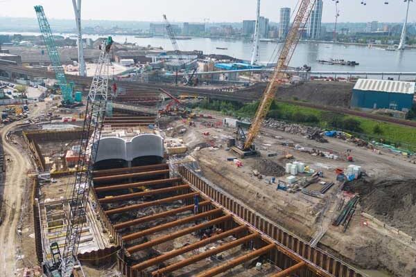 Steel props aid construction of new Thames tunnel